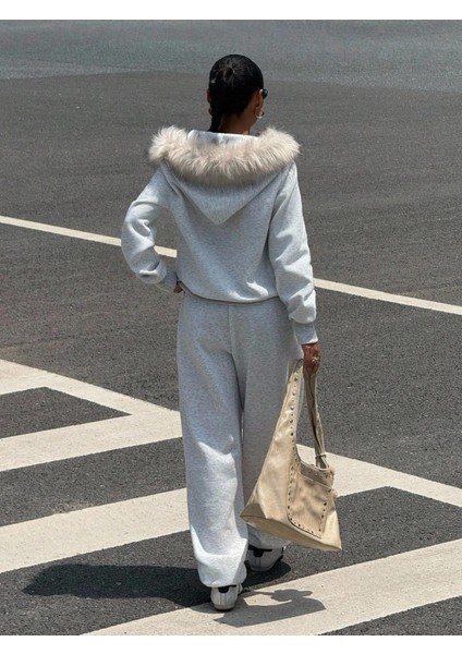 Kadın Gri Fermuarlı Kapüşonlu Sweatshirt Eşfoman Takımı – Kürklü Kapüşon, Cepli, Rahat Kalıp
