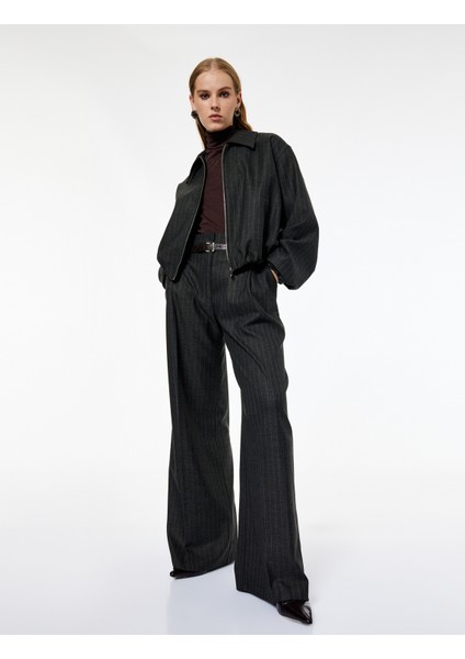 x Melis Ağazat - Cepli Düz Geniş Paça Kemerli Kumaş Pantolon