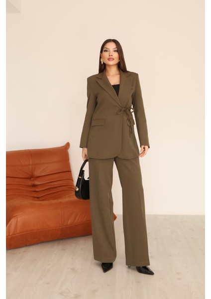 Haki Önü Bağlamalı ve Cep Detaylı Blazer ve Yüksek Bel Pantolon Ikili Takım