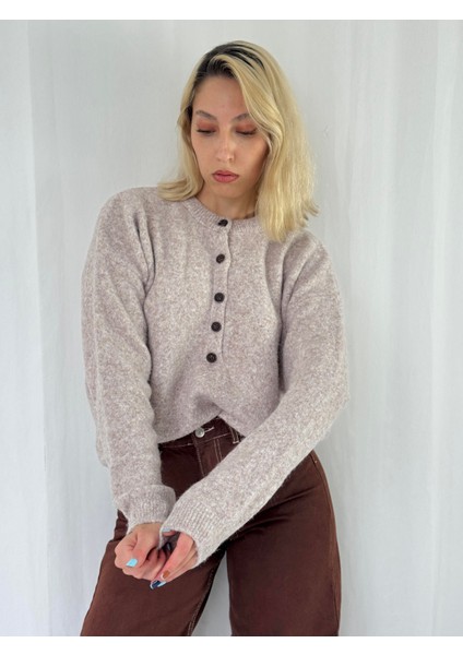 Şardonlu Önden Düğmeli Triko Kazak Kum Renkli fırsatları