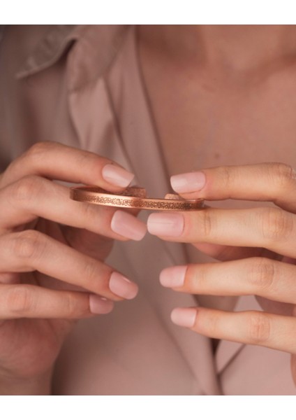 Içi Doku Desenli Dışı Ayetel Kürsi Yazılı Ince Bakır Bilezik modelleri