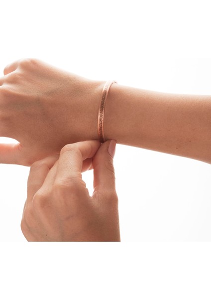 Içi Doku Desenli Dışı Ayetel Kürsi Yazılı Ince Bakır Bilezik