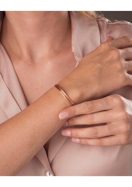 Içi Doku Desenli Dışı Ayetel Kürsi Yazılı Ince Bakır Bilezik