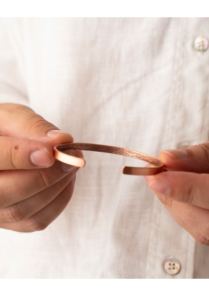 Içi Doku Desenli Dışı Ayetel Kürsi Yazılı Ince Bakır Bilezik