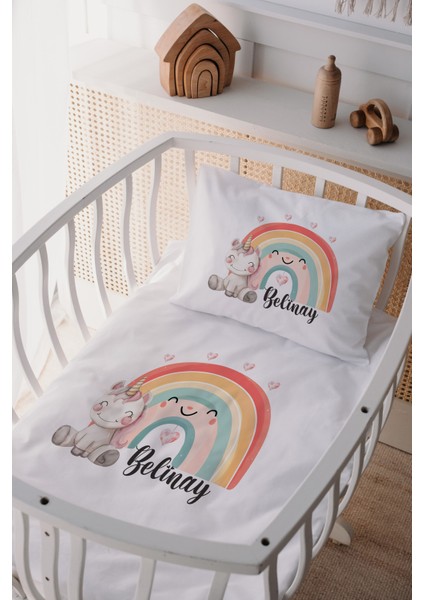 %100 Pamuk Saten Isme Özel Isimli Anne Yanı Beşik Nevresim Takımı Gökkuşağı ve Unicorn