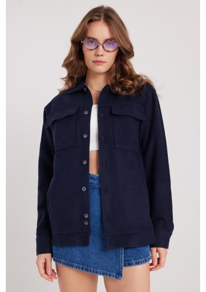 Kadın Relax Fit Rahat Kesim Cepli Düz Apaş Yaka Lacivert Mont Gömlek