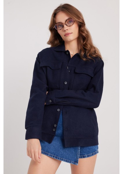 Kadın Relax Fit Rahat Kesim Cepli Düz Apaş Yaka Lacivert Mont Gömlek indirimleri