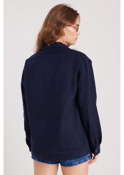 Kadın Relax Fit Rahat Kesim Cepli Düz Apaş Yaka Lacivert Mont Gömlek