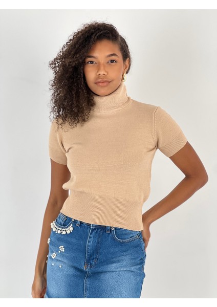 Kadın Kısa Kollu Boğazlı Crop Bej Triko Bluz