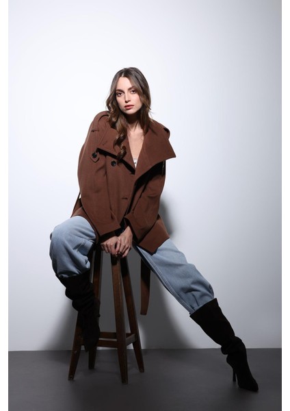 Kahve Dik Yaka Kruvaze Kadın Kaban