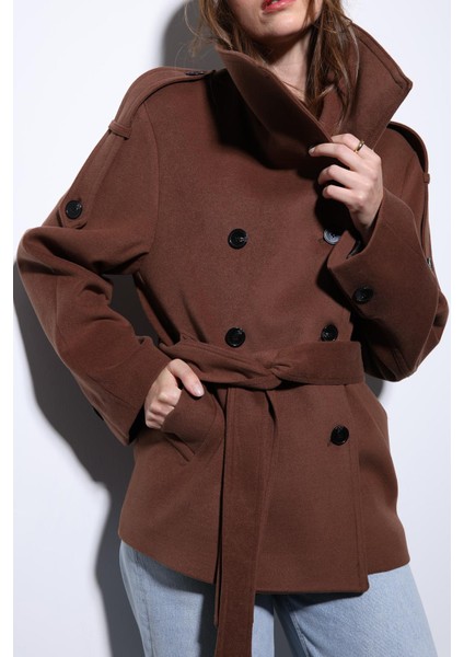 Kahve Dik Yaka Kruvaze Kadın Kaban