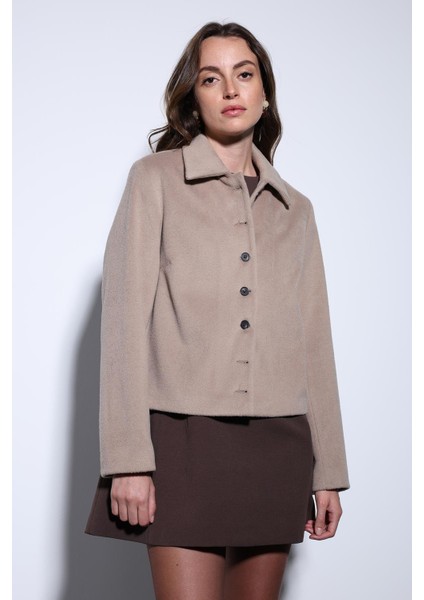Bej Gömlek Yaka Kısa Kaşe Ceket
