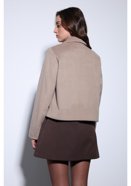 Bej Gömlek Yaka Kısa Kaşe Ceket