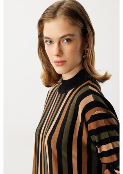 Yırtmaç Detay Çizgili Triko Elbise-SİYAH