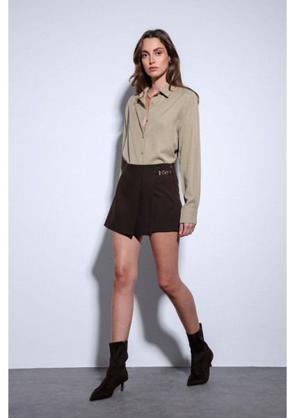 Kahve Pileli Zincir Detaylı Şort Etek