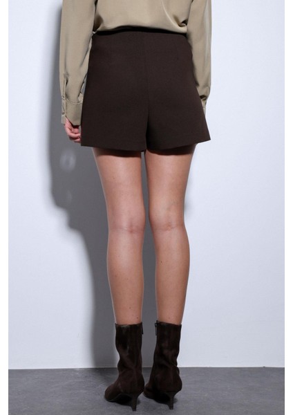 Kahve Pileli Zincir Detaylı Şort Etek