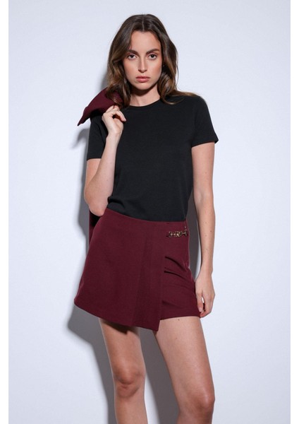 Bordo Pileli Zincir Detaylı Şort Etek
