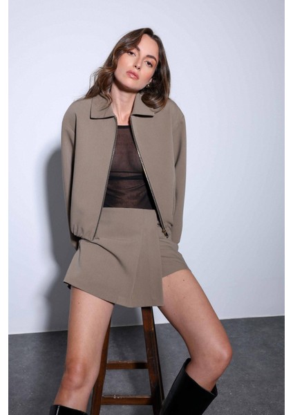 Haki Pileli Zincir Detaylı Şort Etek