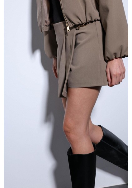 Haki Pileli Zincir Detaylı Şort Etek