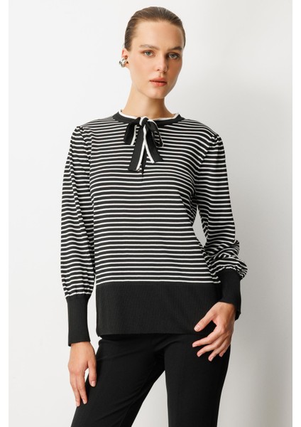 Yakası Bağlama Detaylı Çizgili Triko Kazak-Siyah