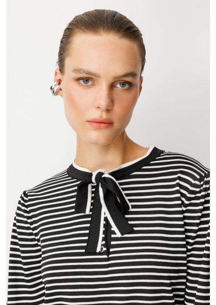 Yakası Bağlama Detaylı Çizgili Triko Kazak-Siyah indirimleri