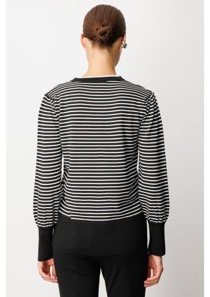 Yakası Bağlama Detaylı Çizgili Triko Kazak-Siyah