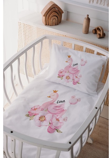 %100 Pamuk Saten Isme Özel Isimli Anne Yanı Beşik Nevresim Takımı Kuğu