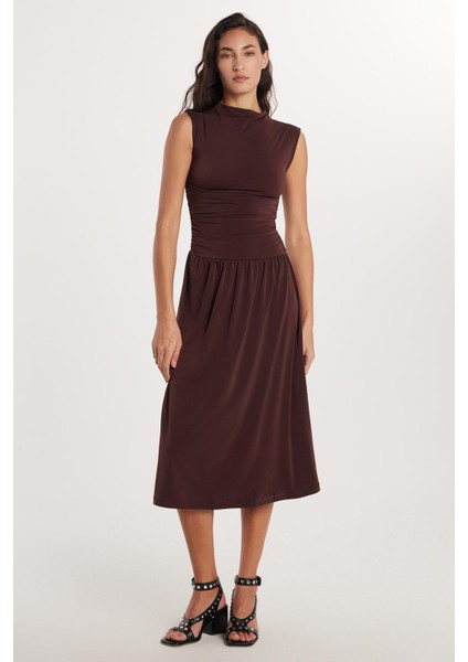 Kadın Slim Fit Dar Kesim Kahverengi Kolsuz Bisiklet Yaka Midi Boy Elbise