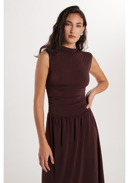 Kadın Slim Fit Dar Kesim Kahverengi Kolsuz Bisiklet Yaka Midi Boy Elbise modelleri