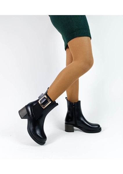 Siyah Cilt Tokalı Lastikli Yandan Fermuarlı Kadın Kalın Topuklu Bot
