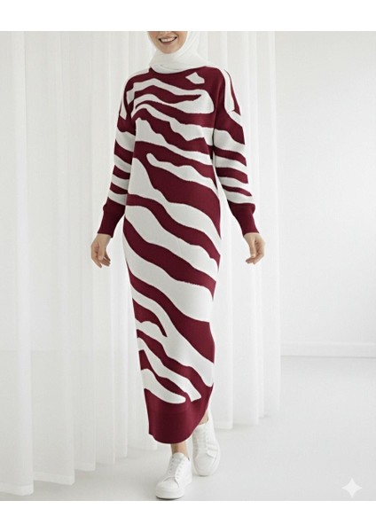 Yırtmaçlı Desenli Triko Elbise