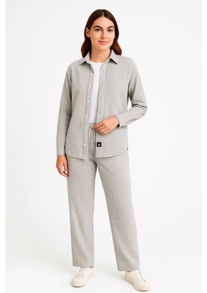 Kadife Oversize Takım – Gömlek ve Pantolon Ikili Set Füme Corduroy Şıklığı, Rahat ve Zarif Duruş Yumuşak Dokulu Kadife Kumaş, Düğmeli Gömlek Üst ve Lastikli Pantolon Alt Parça ile Gün Boyu Konfor- Gri fiyatları