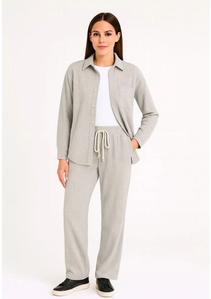 Kadife Oversize Takım – Gömlek ve Pantolon Ikili Set Füme Corduroy Şıklığı, Rahat ve Zarif Duruş Yumuşak Dokulu Kadife Kumaş, Düğmeli Gömlek Üst ve Lastikli Pantolon Alt Parça ile Gün Boyu Konfor- Gri modelleri