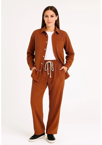 Kadife Oversize Takım – Gömlek ve Pantolon Ikili Set Füme Corduroy Şıklığı, Rahat ve Zarif Duruş Yumuşak Dokulu Kadife Kumaş, Düğmeli Gömlek Üst ve Lastikli Pantolon Alt Parça ile Gün Boyu Konfor- Kiremit fırsatları