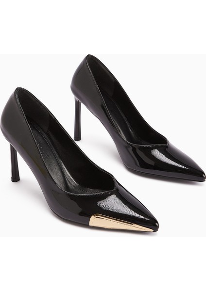 Lula Siyah Rugan Metal Tokalı Sivri Burunlu Kadın Topuklu Ayakkabı