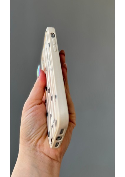 IPHONE 11 Uyumlu Krem Renk Dalgalı Siyah Kalp Desenli Kılıf modelleri