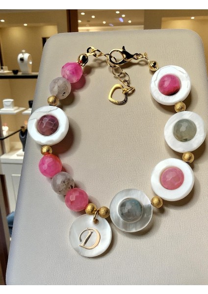 Akik ve Sedef Doğal Taşlı Harf Chramlı Kadın Bileklik fiyatları