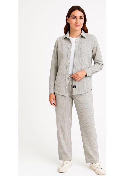 Kadife Oversize Takım – Gömlek ve Pantolon Ikili Set Füme Corduroy Şıklığı, Rahat ve Zarif Duruş Yumuşak Dokulu Kadife Kumaş, Düğmeli Gömlek Üst ve Lastikli Pantolon Alt Parça ile Gün Boyu Konfor- Gri fiyatları