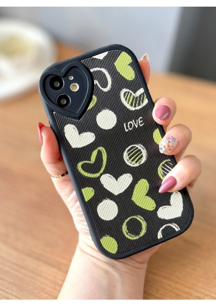 IPHONE 11 Siyah Üzeri Yeşil Ekru Kalp Desenli Kılıf