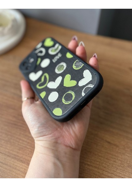 IPHONE 11 Siyah Üzeri Yeşil Ekru Kalp Desenli Kılıf modelleri