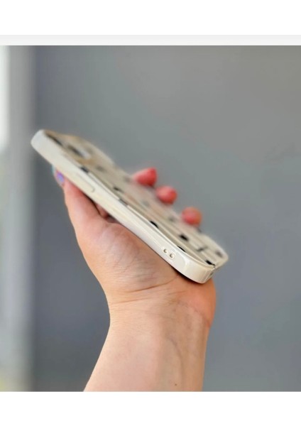 IPHONE 14 Plus Krem Renk Dalgalı Siyah Kalp Desenli Kılıf fiyatları