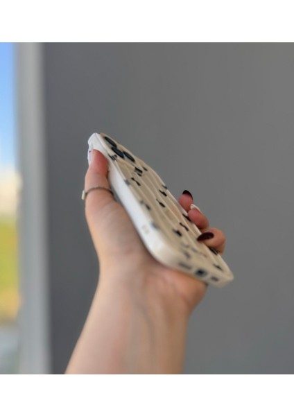 IPHONE 14 Promax Krem Renk Dalgalı Siyah Kalp Desenli Kılıf modelleri