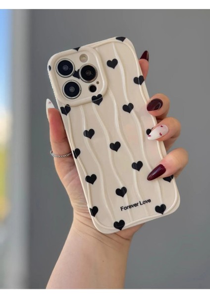 IPHONE 16 Pro Max Siyah Kalp Desenli Krem Renk Kılıf
