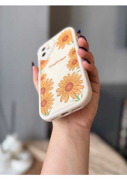 Iphone 11 Kalp Detaylı Papatya Desenli Ekru Kılıf modelleri