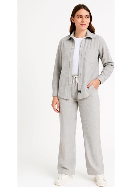 Kadife Oversize Takım – Gömlek ve Pantolon Ikili Set Füme Corduroy Şıklığı, Rahat ve Zarif Duruş Yumuşak Dokulu Kadife Kumaş, Düğmeli Gömlek Üst ve Lastikli Pantolon Alt Parça ile Gün Boyu Konfor- Gri