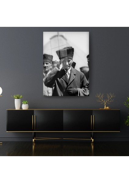 Atatürk Selam Veren Askeri Poz Siyah Beyaz Temperli Cam Tablo - Tarihi Anı