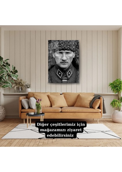 Atatürk Askeri Üniformalı Siyah Beyaz Fotoğraf Temperli Cam Tablo