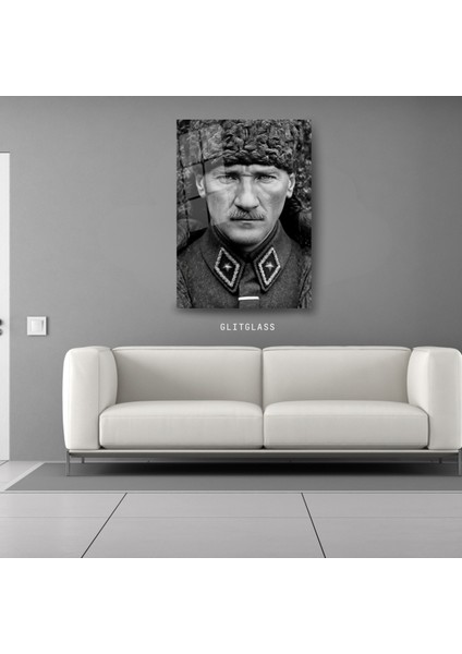 Atatürk Askeri Üniformalı Siyah Beyaz Fotoğraf Temperli Cam Tablo fırsatları