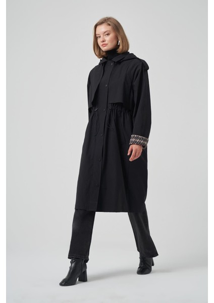 6033 Kapişon ve Kol Yazı Detay Trenç modelleri