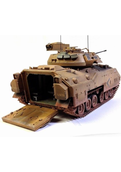13237 1/35 Ölçek, M2 Bradley Amerikan Zırhlı Personel Taşıyıcı, Plastik Model kiti